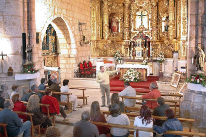 Los vecinos de Tordómar participan en una actividad en el interior de la iglesia de Santa Cruz de la villa burgalesa.-ECB