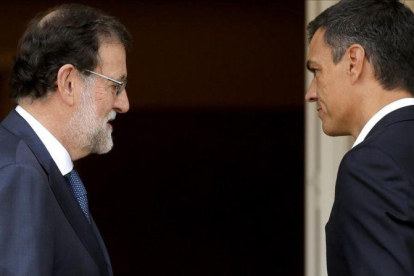 El presidente del Gobierno, Mariano Rajoy, y el secretario general del PSOE, Pedro Sánchez, en una reunión en noviembre del 2017.-JOSE LUIS ROCA