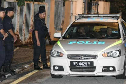 La policía malasia, durante un operativo oficial.-AFP / / MOHD RASFAN