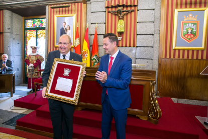 José Manuel López Gómez recibe el reconocimiento de manos el alcalde de Burgos, Daniel de la Rosa. TOMÁS ALONSO