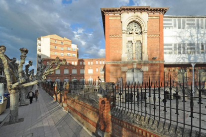 Imagen del lateral del colegio Niño Jesús que da a la calle Aparicio y Ruiz.-ISRAEL L. MURILLO