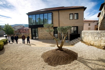 Junto al centro se ha plantado un olivo donado por la comunidad judía. TOMÁS ALONSO