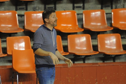 José Luis Cubillo habla con sus jugadores durante un partido.-SANTI OTERO