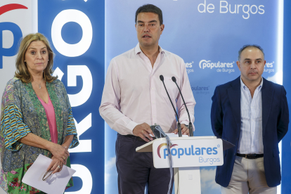 De izquierda a derecha los procuradores del PP por Burgos Inmaculada Renedo, Javier Ibáñez y Emilio Berzosa. SANTI OTERO
