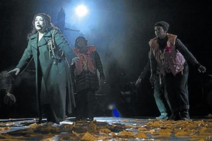 Kate Bush, en el Hammersmith Apollo de Londres durante el primer concierto tras su vuelta a los escenarios, en el 2014.-AP / KEN McCAY