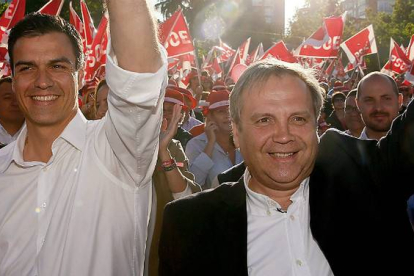 Pedro Sánchez y Antonio Miguel Carmona.-EFE / JUANJO MARTÍN