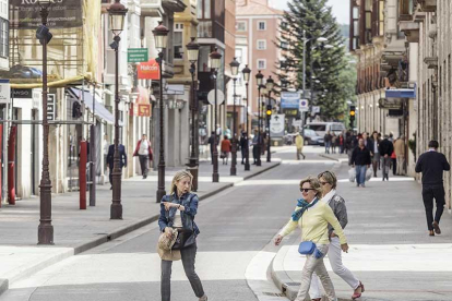 Unas mujeres cruzan la calle Santander que se ha cortado a la circulación de vehículos en distintos momentos en los últimos años.
