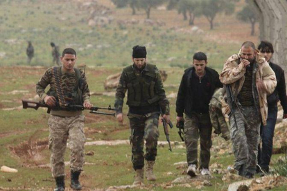 Rebeldes sirios se dirigen a la línea de frente en Ratian, al norte de Alepo, este martes.-Foto: REUTERS / AMMAR ABDULLAH