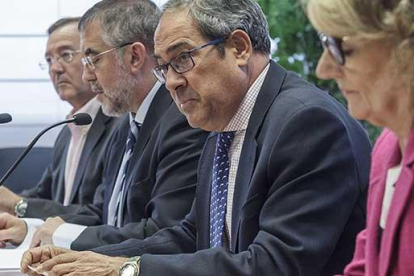 El delegado territorial de la Junta, Baudilio Fernández Mardomingo, con los responsables de Educación de la provincia, presentó ayer los datos.-SANTI OTERO
