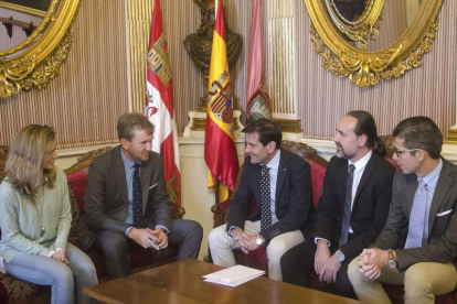 El alcalde, con los representantes de las asociación.-SERGIO ISAR