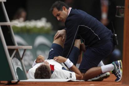 Carreño, atendido por el fisioterapeuta antes de abandonar lesionado.-PETR DAVID JOSEK
