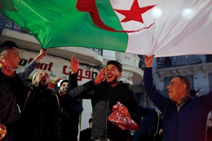 Un grupo de argelinos celebra en las calles de Argel la decisión de Buteflika de no volverse a presentar como candidato a la presidencia del país.-REUTERS / ZOHRA BENSEMRA