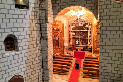 Interior de la maqueta de la iglesia de San Román que homenajea la restauración del retablo mayor. DARÍO GONZALO