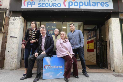 Ayala y Lacalle (sentados) acompañados de otros ‘populares’ frente a la sede de campaña de la formación.-RAÚL G. OCHOA