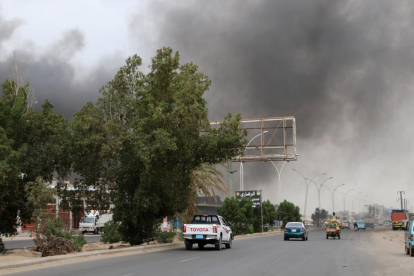 Columnas de humo tras la explosión de un coche durante los enfrentamientos entre los separatistas yemenís y las tropas del Gobierno de Hadi, en Adén, el 31 de enero.-REUTERS / FAWAZ SALMAN