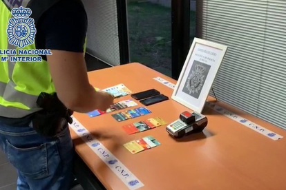 Los detenidos realizaron pagos de cerca de 1.000 euros con la tarjeta robada. POLICÍA NACIONAL