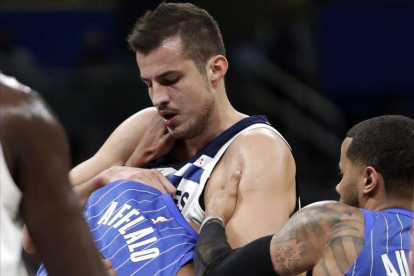 Momento de la pelea entre  Nemanja Bjelica y Affalo.-JOHN RAOUX
