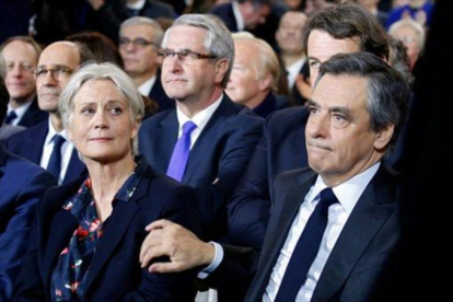 François Fillon y su esposa, Penelope, en un mitin político en París el pasado 29 de enero.-REUTERS / PASCAL ROSSIGNOL