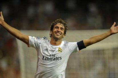 Raúl celebra un gol en el Bernabéu.-AFP / PEDRO ARMESTRE