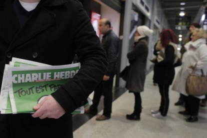 Colas en un quiosco de París para comprar el número especial de 'Charlie Hebdo'.-Foto: AP / CHRISTOPHE ENA