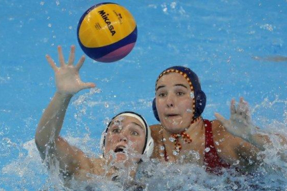 Aria Fischer jugadora de Estados Unidos y Paula Leiton de España de waterpolo en los Campeonatos del mundo en Corea-AP / LEE JIN-MAN