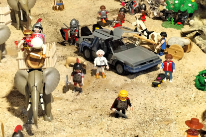 Uno de los gazapos del belén de Playmobil: Doc y Marty McFly de 'Regreso al futuro'. DARÍO GONZALO