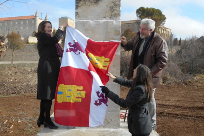 García Cirac (izq) en Caleruega, junto a la alcaldesa Lidia Arribas y el procurador regional, José Ignacio Delgado.-ICAL