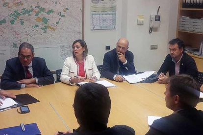 Reunión celebrada ayer en la oficina de la Junta de Castilla y León en Aranda.-L.V.
