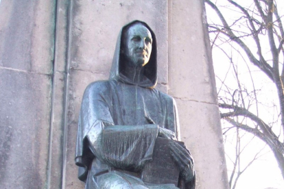 Estatua sedente de Francisco de Vitoria.