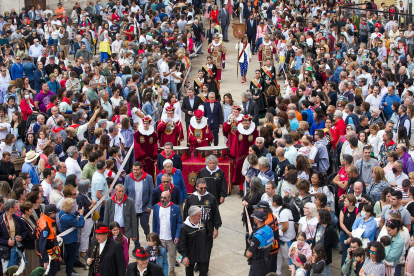 Comitiva oficial en la interpretación del Himno a Burgos en las fiestas de San Pedro 2022. TOMÁS ALONSO