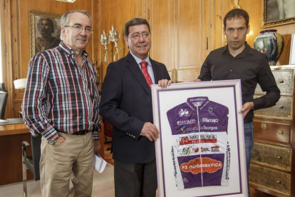 Íñigo Cuesta hizo entrega a César Rico del maillot conmemorativo de la décima edición de la marcha-Santi Otero