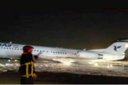 Un avión modelo Fokker 100 de Irán Air sufre accidente.-EL PERIÓDICO