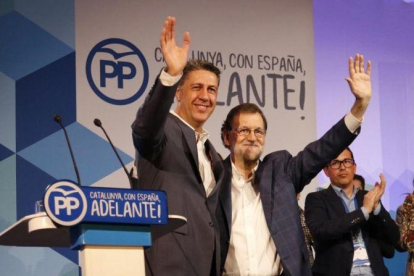 El presidente del Gobierno, Mariano Rajoy, y el presidente del PPC, Xavier García Albiol, en la clausura del congreso de los populares catalanes.-ACN / PATRICIA MATEOS