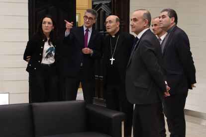Los directivos de Ibercaja y Cajacírculo junto al arzobispo tras firmar el convenio. ECB