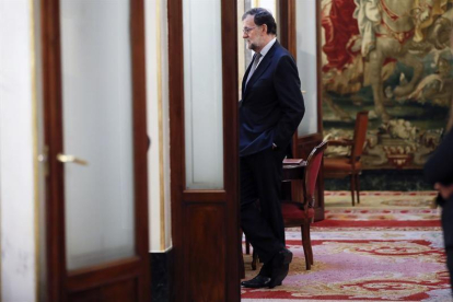 El presidente del Gobierno, Mariano Rajoy, en los pasillos del Congreso de los Diputados donde hoy tiene la lugar la primera sesión de control al Gobierno de 2017.-EFE