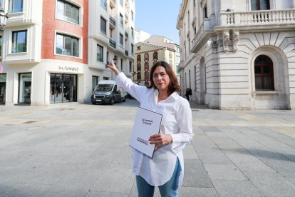 La portavoz del grupo municipal de Podemos en Burgos, Marga Arroyo, frente al antiguo hotel España. TOMÁS ALONSO