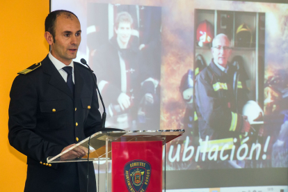 Homenaje al bombero burgalés Julio Estébanez con motivo de su jubilación. TOMÁS ALONSO