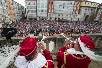 Clarines en la interpretación del Himno a Burgos en las fiestas de San Pedro 2022. TOMÁS ALONSO
