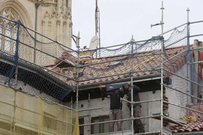 Línea de vida en una obra de rehabilitación residencial.-RAÚL G. OCHOA