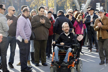 El diputado de las Cortes de Aragón Pablo Echenique recibe el aplauso de simpatizantes a su llegada a Bilbao donde hoy participa en un acto de campaña con candidatos al Congreso de esa formación por Bizkaia.-EFE/LUIS TEJIDO
