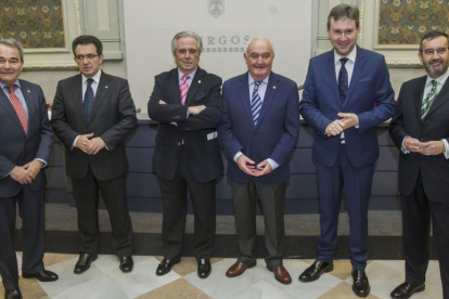 Las autoridades junto con los homenajeados.-SANTI OTERO