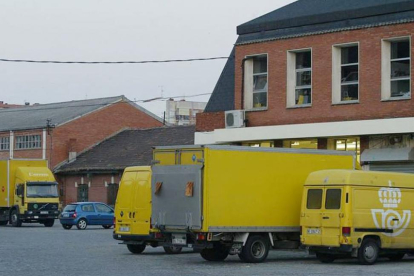 Correos hace uso de este pabellón, junto a la antigua estación, desde su construcción en 1965.-ISRAEL L. MURILLO