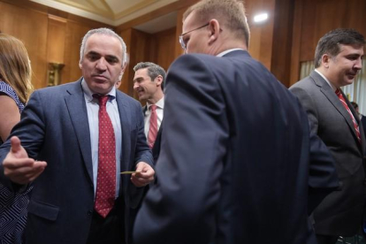Kasparov charla con varios senadores druante un receso de su comaprecencia ante el Senado de EEUU.-MANDEL NGAN / AFP / MANDEL NGAN
