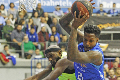Thompson gana el rebote.-SANTI OTERO