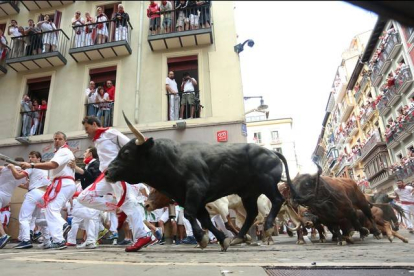 Un momento del segundo encierro, con toros de la ganadería El Tajoy y La Reina, este miércoles.-Foto: AFP / CESAR MANSO