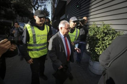 El tesorero de CDC, Andreu Viloca , escoltado por la Guardia Civil.-DANNY CAMNINAL