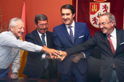 Víctor Escribano, César Rico, Juan Carlos Suárez-Quiñones y Ángel Carretón tras la firma del acuerdo en Villadiego.-ICAL