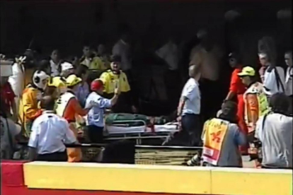 Ayrton Senna llega en camilla al 'pit lane' de Ímola tras su fatal accidente en la curva de Tamburello, en una grabación inédita de 1994.-