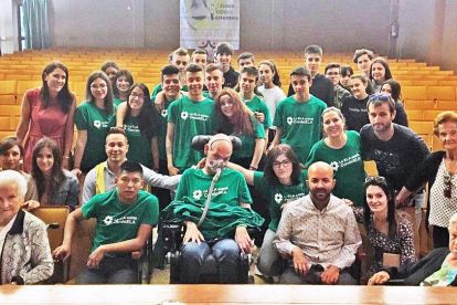 Foto de familia de los implicados en la iniciativa de los alumnos de 4º de ESO del Blanca de Castilla.-ECB