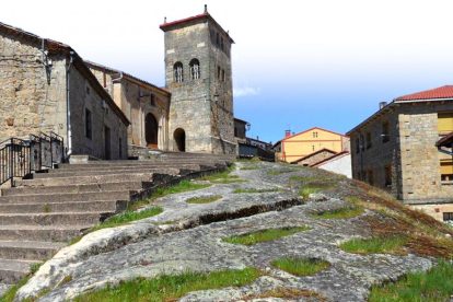 Imagen de la iglesia de San Adrián Mártir. Junto a ella se encuentra la necrópolis medieval.-ECB
